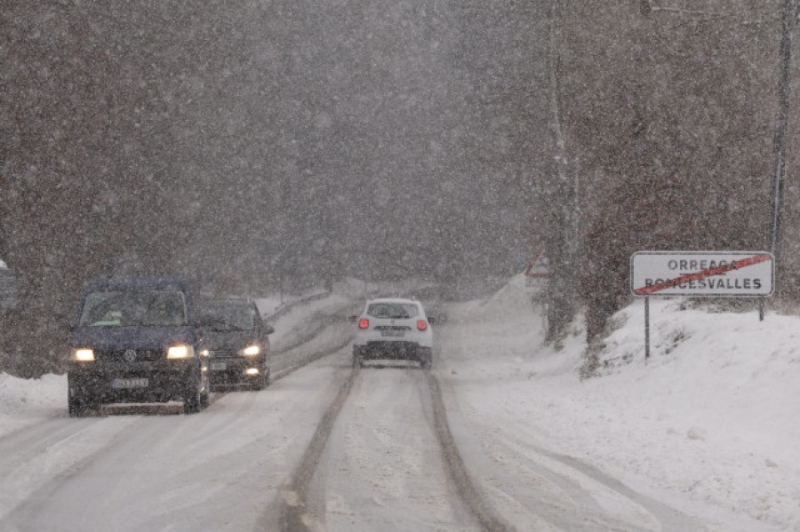Siguen 50 carreteras afectadas por nieve y el tráfico se concentra a la entrada de Madrid