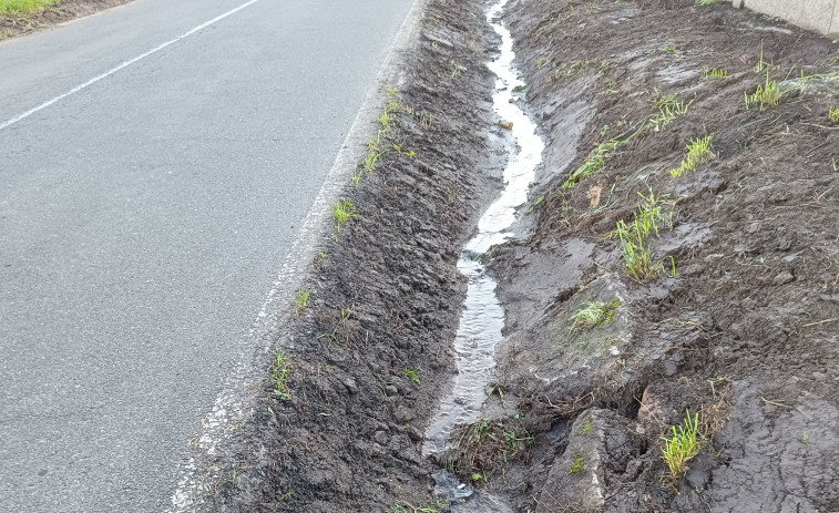 Catoira reclama cunetas transitables para la carretera provincial entre Dimo y Coaxe