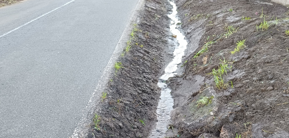 Catoira reclama cunetas transitables para la carretera provincial entre Dimo y Coaxe