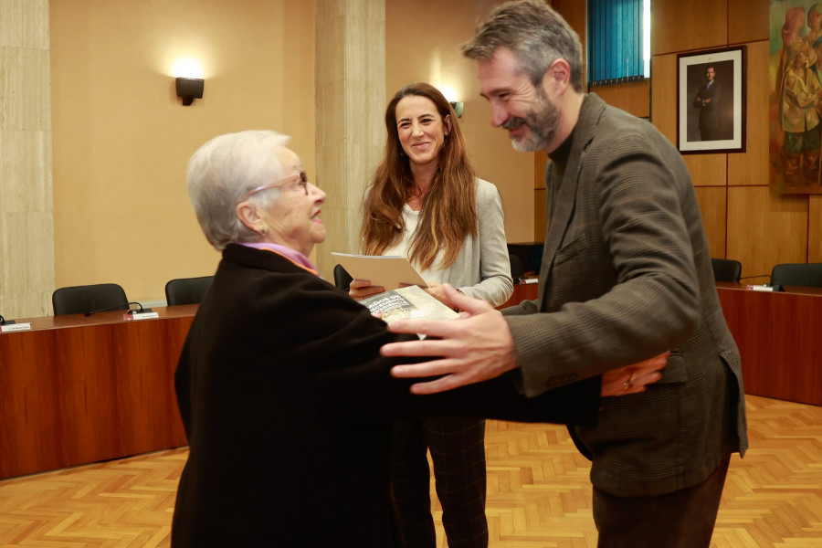 Alberto Varela entregó los diplomas a los participante en el curso de “Camiños do Coñecemento” de la USC