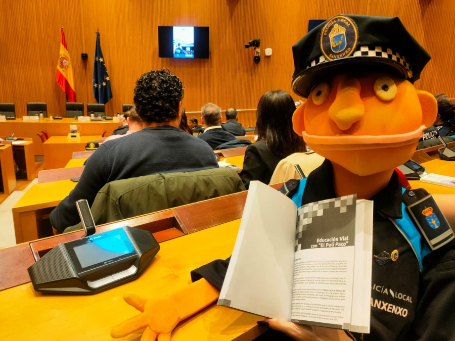 El Poli Paco de Sanxenxo se expone como ejemplo de educación vial en el Congreso de los Diputados