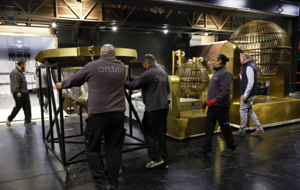 Los bombos y bolas de la Lotería de Navidad aguardan ya su gran día en el Teatro Real