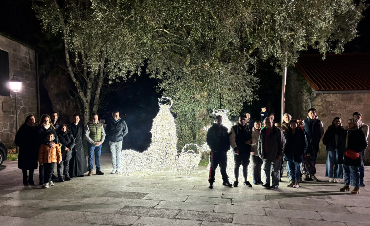 Cuntis dio el pistoletazo de salida a su Navidad con el encendido del alumbrado en la Praza das Árbores