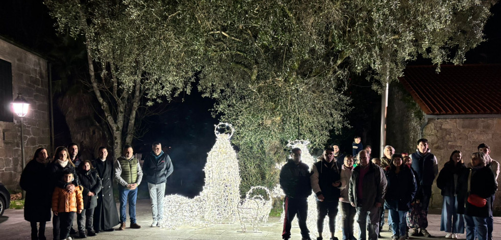 Cuntis dio el pistoletazo de salida a su Navidad con el encendido del alumbrado en la Praza das Árbores
