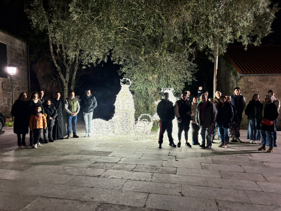 Cuntis dio el pistoletazo de salida a su Navidad con el encendido del alumbrado en la Praza das Árbores