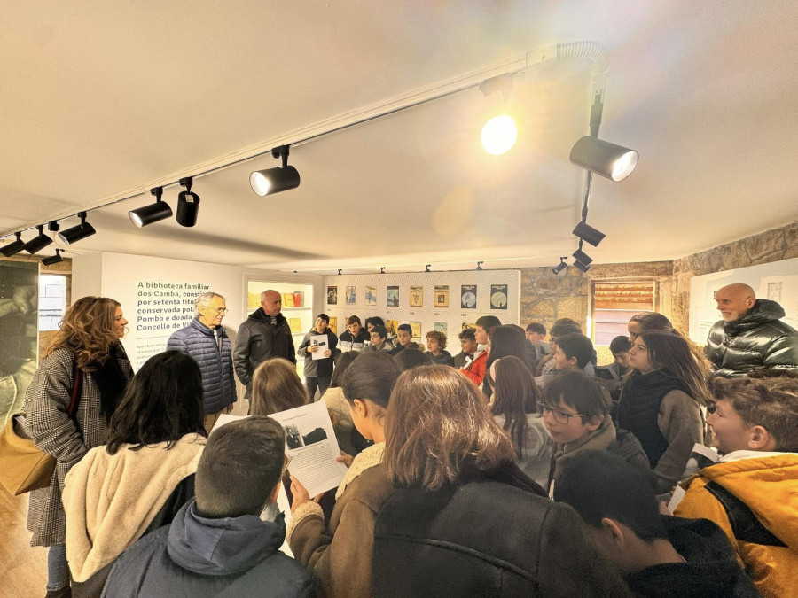 Vilanova recuerda con sus escolares al célebre Julio Camba en el 140 aniversario de su nacimiento