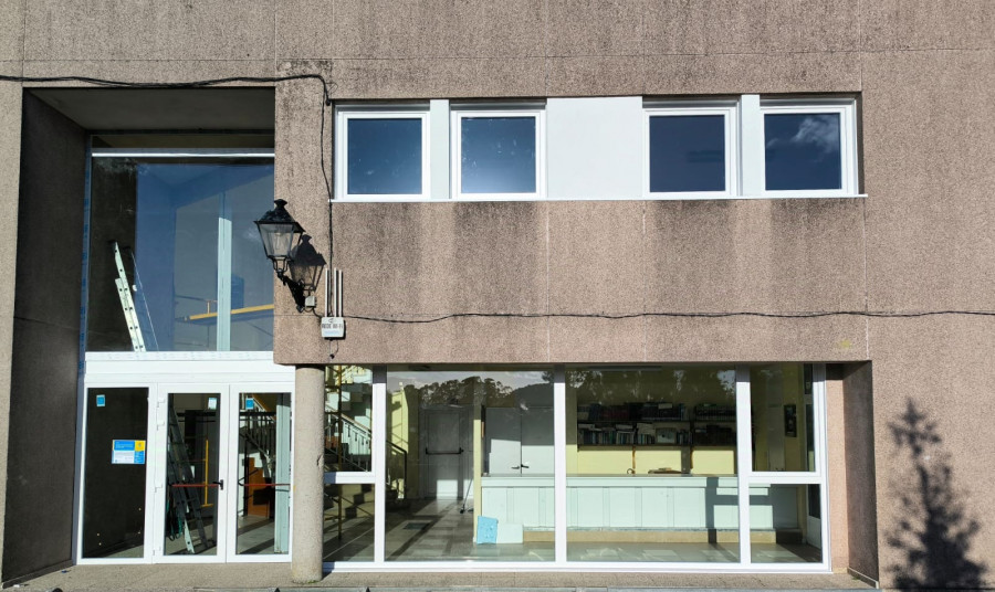 Cambados culmina el cambio de ventanas en el centro Xacobe Castro y realizará mejoras en el de Castrelo