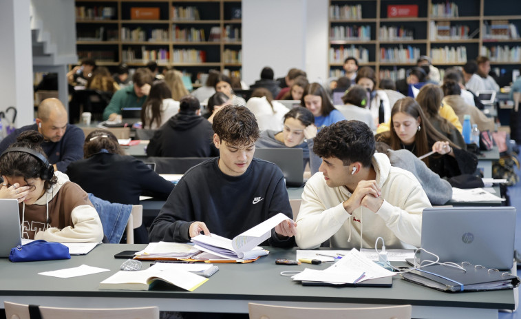 Quien fue a Sevilla perdió su silla: La Biblioteca de Vilagarcía no deja reservar sitio