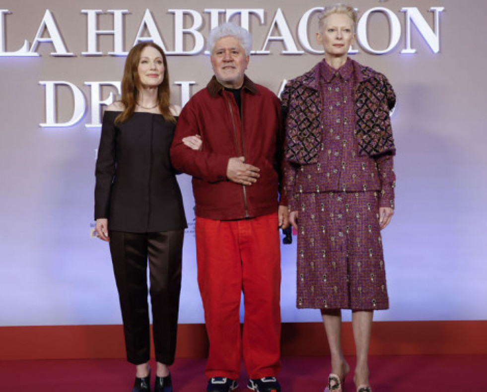 LasactriceslabritnicaTildaSwintondylaestadounideseJulianneMooreposanparalaprensadurantelapresentacin