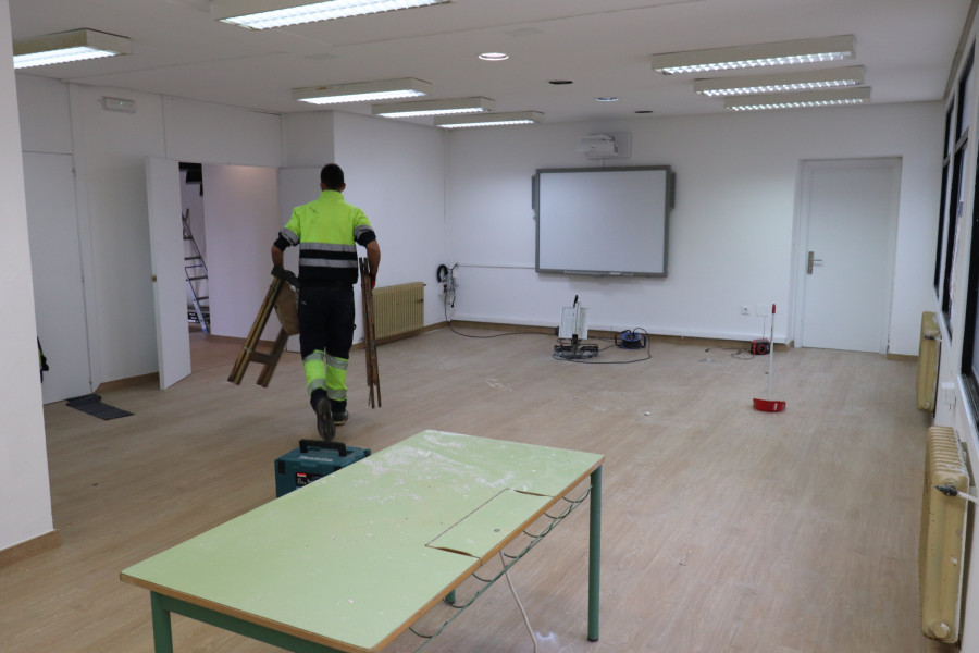 Habilitan nuevas aulas para el colegio O Grupo en el edificio de la antigua comisaría de Ribeira, al que se le cambiará la cubierta