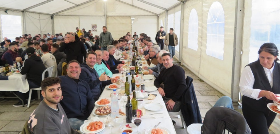 Cuntis celebra la Navidad por separado, con mucha fiesta y con rivalidad entre hombres y mujeres