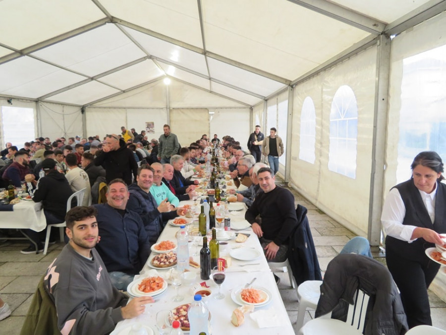 Cuntis celebra la Navidad por separado, con mucha fiesta y con rivalidad entre hombres y mujeres