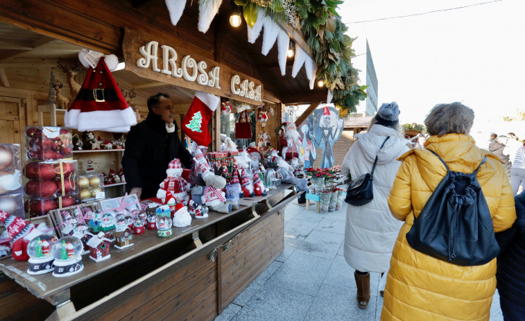 Un pasacalles con elfos de Papá Noel y una chocolatada abren la Aldea de Nadal