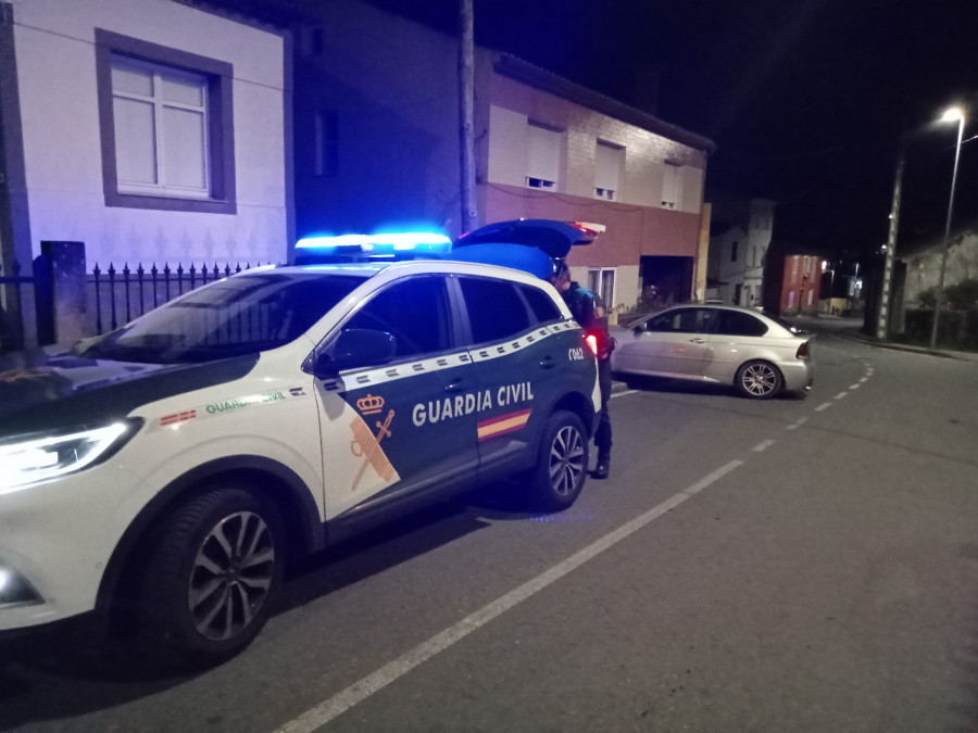 Una persecución de película de la Guardia Civil de Boiro acaba con un coche estrellado contra una casa en Ribeira