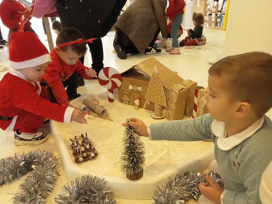 La guardería municipal de Ribeira estimula la creatividad de los niños con un innovador sistema de pedagogía activa