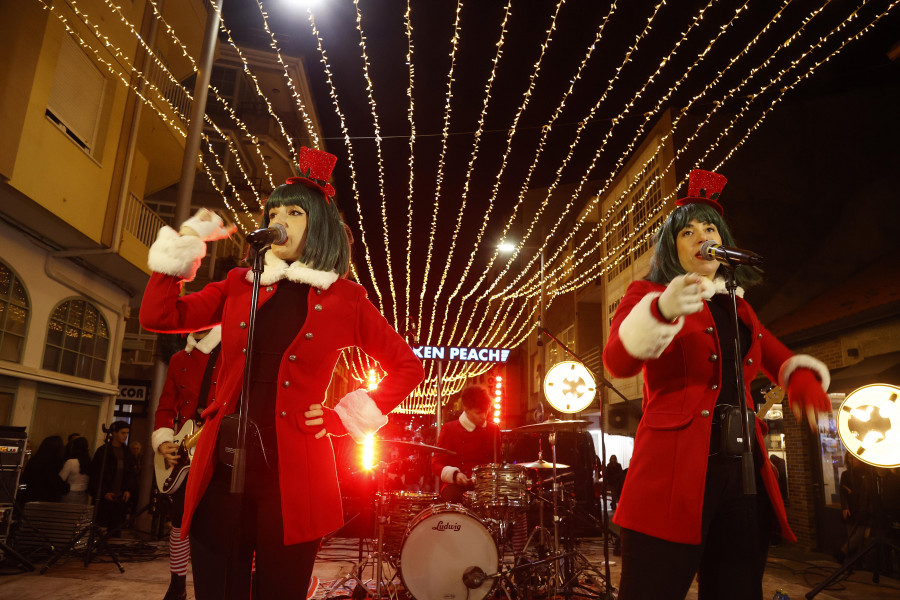 La cabalgata do Papá de Nadal y O Apalpador animan estas fechas a las familias de O Grove