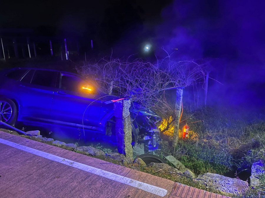 Un coche se sale de la vía y comienza a arder en Vilanova