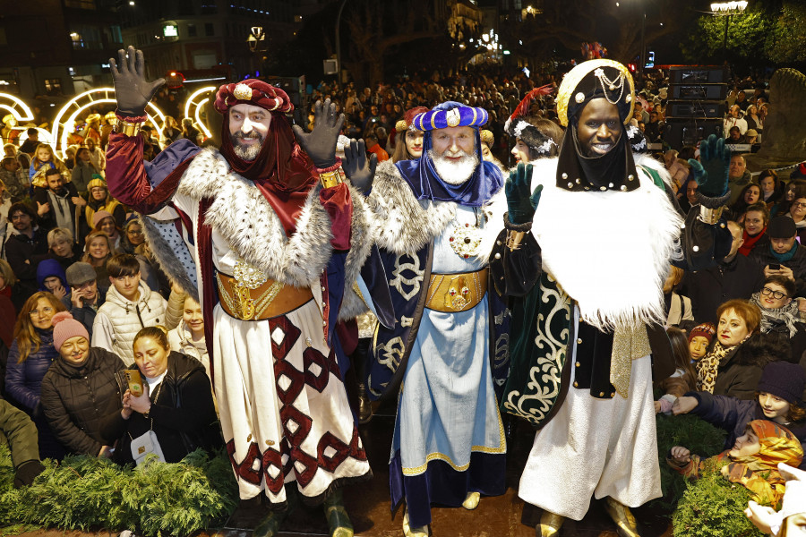 Cultura de Vilagarcía publica la lista de los asistentes en las carrozas de los Reyes Magos de Oriente