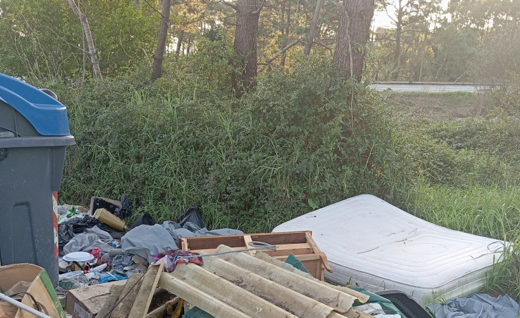 Vecinos de San Vicente do Mar, en O Grove, denuncian la falta de contenedores