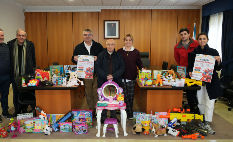 Ribadumia entrega los juguetes de su campaña solidaria de recogida