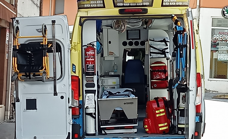 Trasladan en ambulancia al Hospital do Barbanza a una joven herida en un atropello en Ribeira