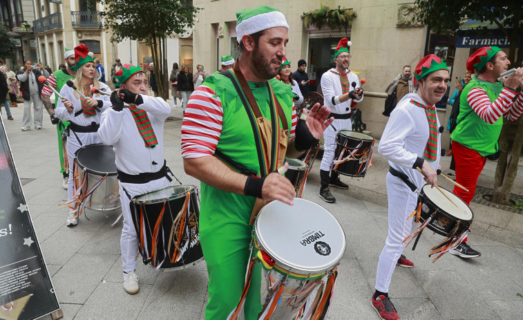 Los elfos dan el último toque de campana a las navidades de Vilagarcía