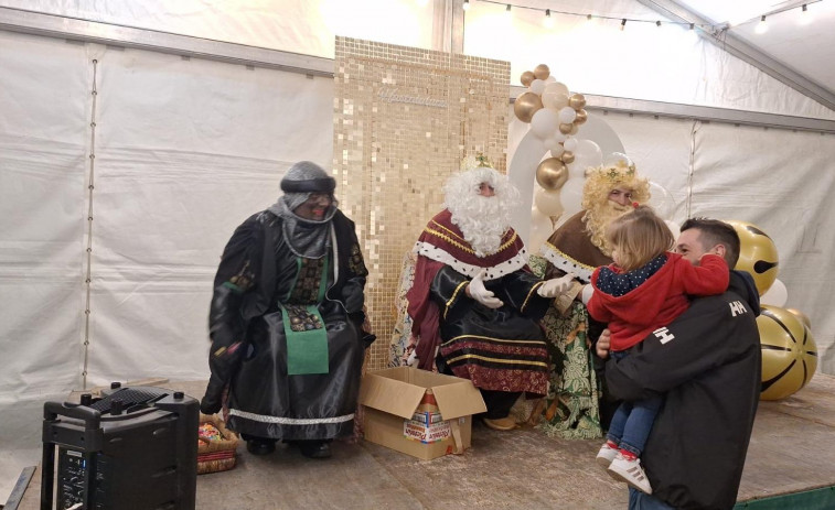 Los Reyes Magos recorren Noalla en Cabalgata y ponen el broche final a la programación navideña