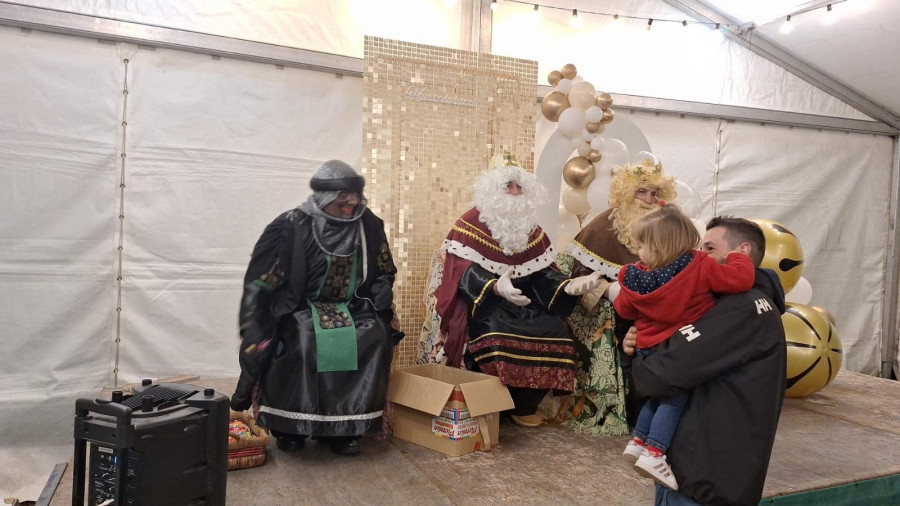 Los Reyes Magos recorren Noalla en Cabalgata y ponen el broche final a la programación navideña