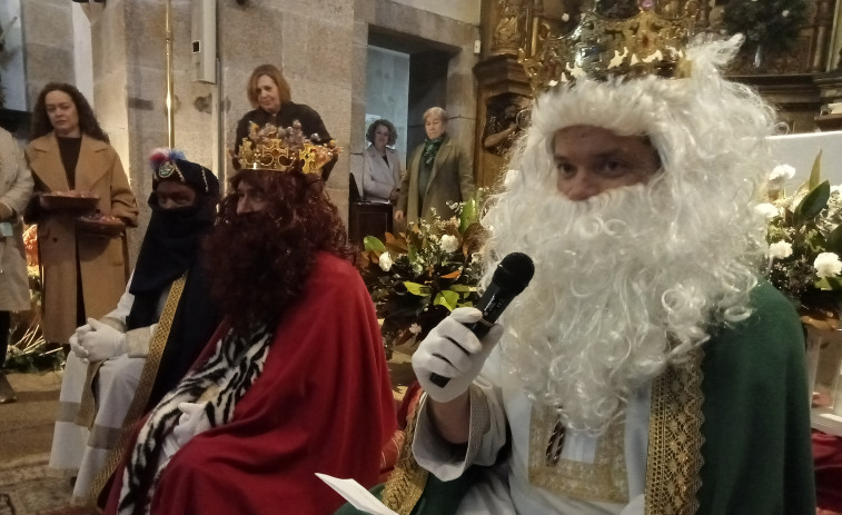 Sus Majestades de Oriente hacen una última parada en Ribeira para participar en el Día de Reyes