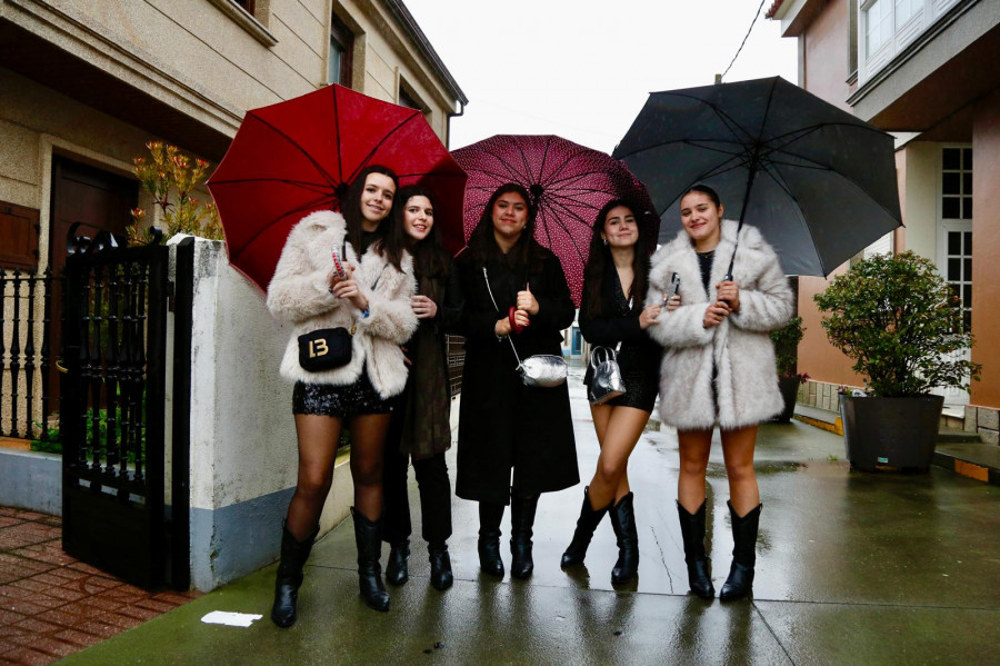 De gala en interiores o bajo el paraguas en un lluvioso San Julián en A Illa