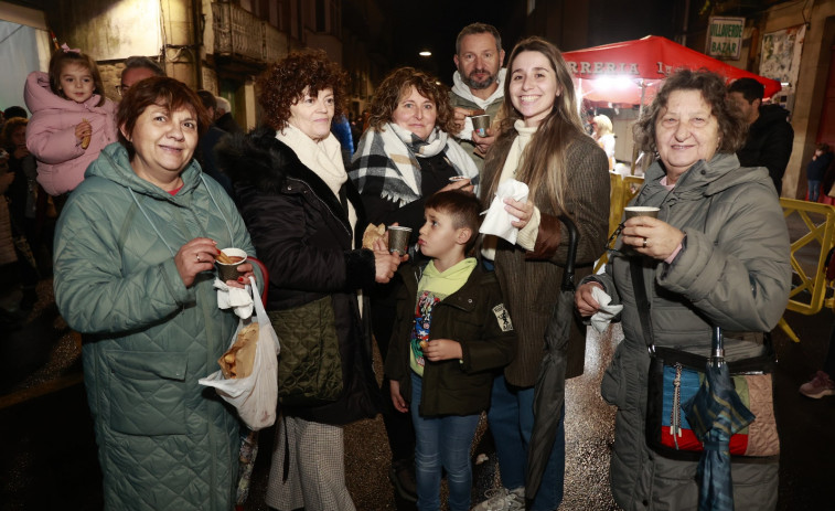 Miles de churros y chocolate caliente para desafiar a la lluvia y celebrar San Xulián en Pontecesures
