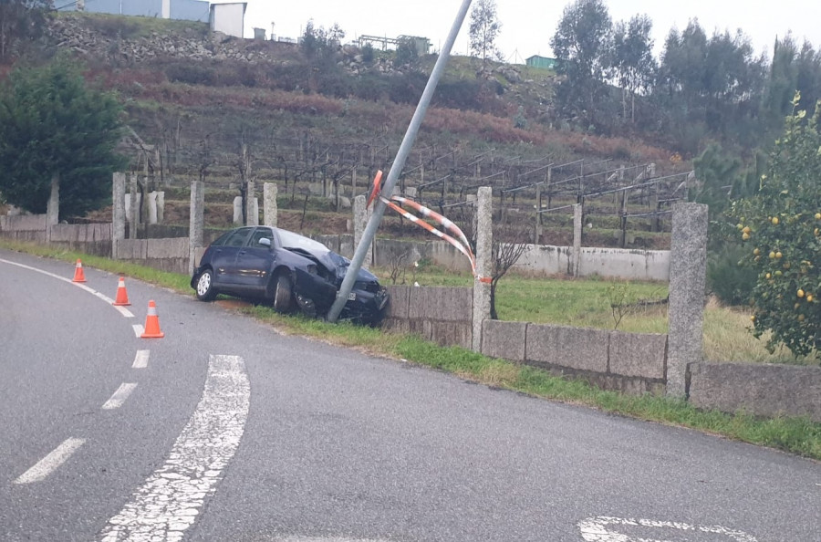 Un conductor se estrella contra una farola en Ribadumia