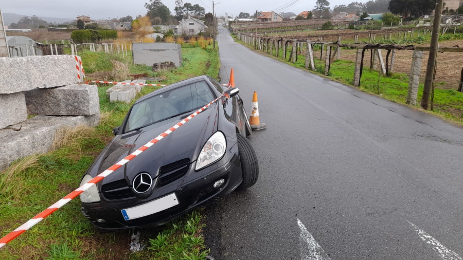 Investigan una salida de vía y abandono de un Mercedes deportivo en una cuneta en Ribadumia