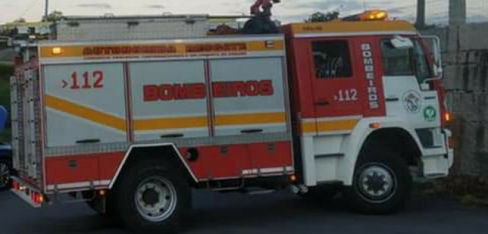 Un coche sale de la vía y aterriza en una finca a la altura de Saiar