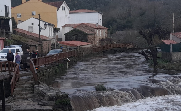 Un familiar rescató a su madre de edad avanzada de su casa inundada al desbordarse el río Lérez, en A Pobra