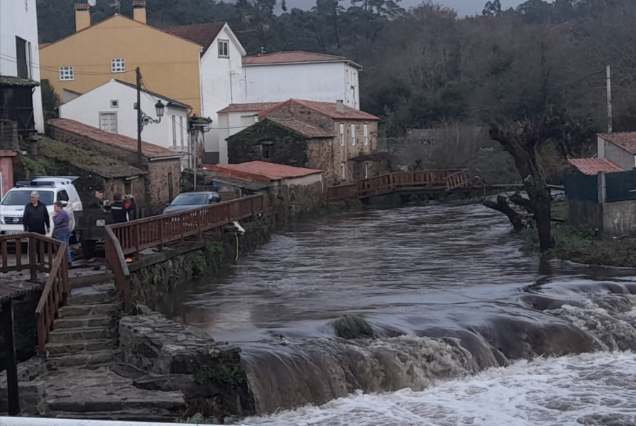 Un familiar rescató a su madre de edad avanzada de su casa inundada al desbordarse el río Lérez, en A Pobra