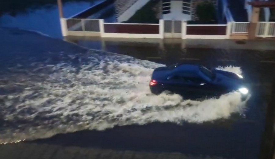 La Avenida de Buenos Aires, en Corrubedo, vuelve a inundarse tras el último aguacero de esta mañana