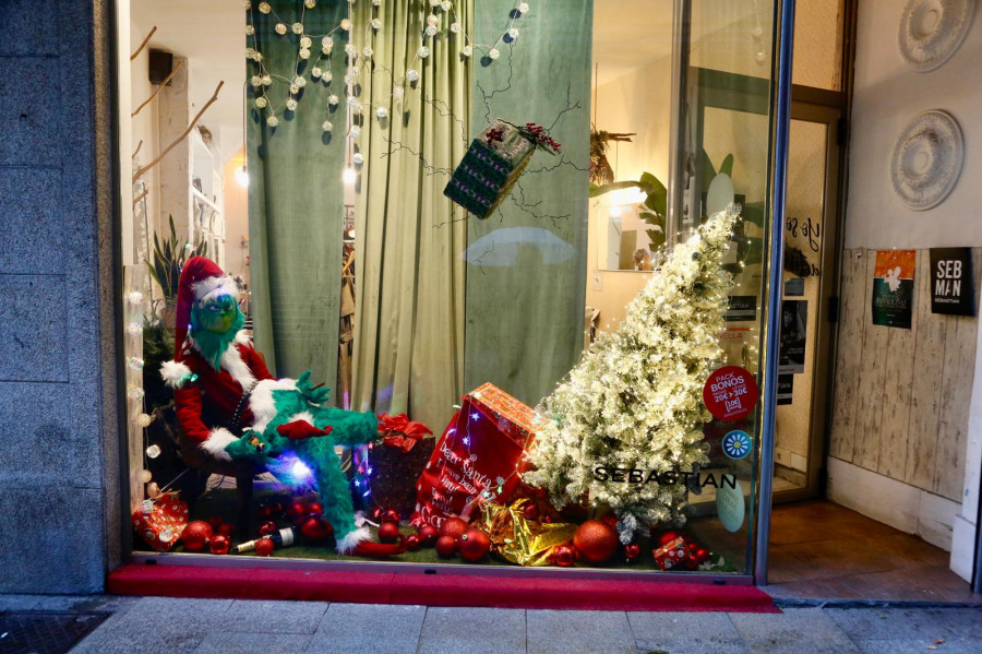 El Grinch se sale con la suya y gana el concurso de escaparates de Vilagarcía