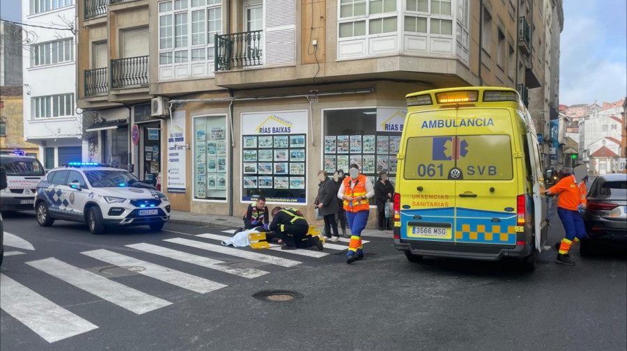 Herida una septuagenaria en la cabeza al caer y golpeársela contra el asfalto tras ser atropellada en Ribeira