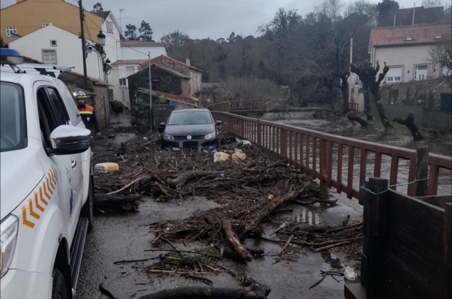 El desbordamiento del río Lérez a causa de las copiosas lluvias inundó 18 casas en el lugar de A Crocha, en A Pobra