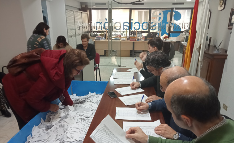 La campaña de Navidad de la Asociación de Empresarios de Ribeira repartió 121.000 rifas para el sorteo de 5.000 euros