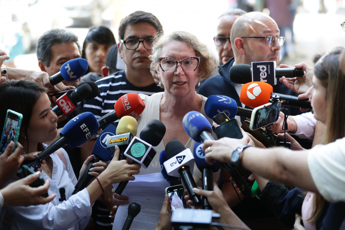 AME9471. CARACAS (VENEZUELA), 08/01/2025.- Mabel Calderín, esposa del director ejecutivo de la ONG Espacio Público, Carlos Correa, habla con medios de comunicación este miércoles, a las afueras del Palacio de Justicia en Caracas (Venezuela). ONG venezolanas pidieron la liberación de Carlos Correa, activista y director de la organización Espacio Público, a quien reportaron como "desaparecido" la tarde del martes, luego de que fuera "interceptado" por "personas no identificadas vestidas de traje negro" que iban en "carros sin placa", según detalló Mabel Calderín. EFE/ Ronald Peña R.