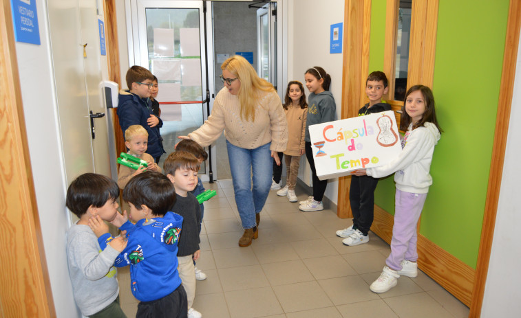 Los niños de la ludoteca del CEIP O Cruceiro, en Sanxenxo, guardan sus recuerdos en una cápsula del tiempo