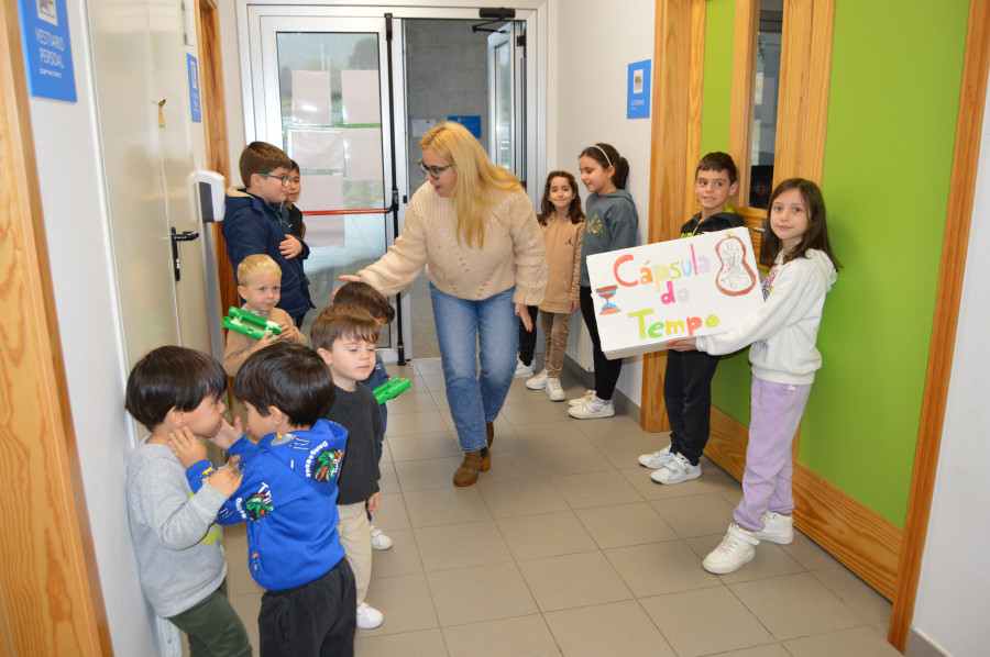 Los niños de la ludoteca del CEIP O Cruceiro, en Sanxenxo, guardan sus recuerdos en una cápsula del tiempo