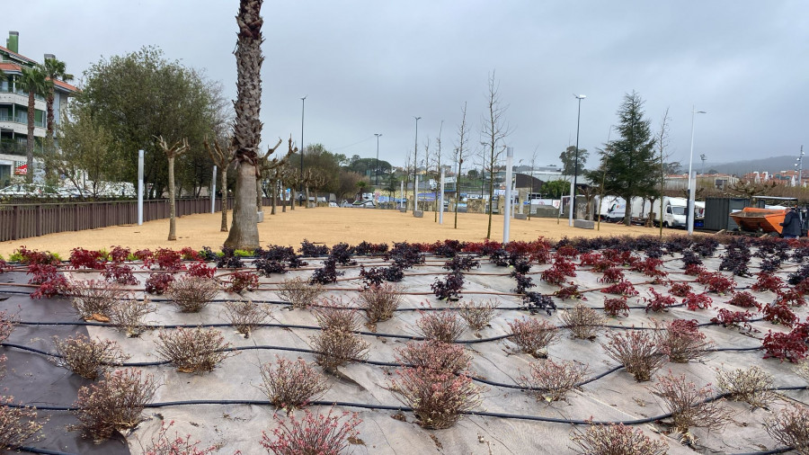 Los jardines de Baltar mejoran su estética con nuevos árboles, bancos y una mejor iluminación
