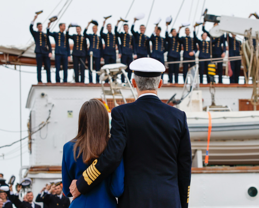 El rey Felipe y la reina Letizia despiden a la princesa Leonor al embarcar en el buque escuela de la Armanda Juan Sebastián Elcano @ Román Ríos (EFE) (15)