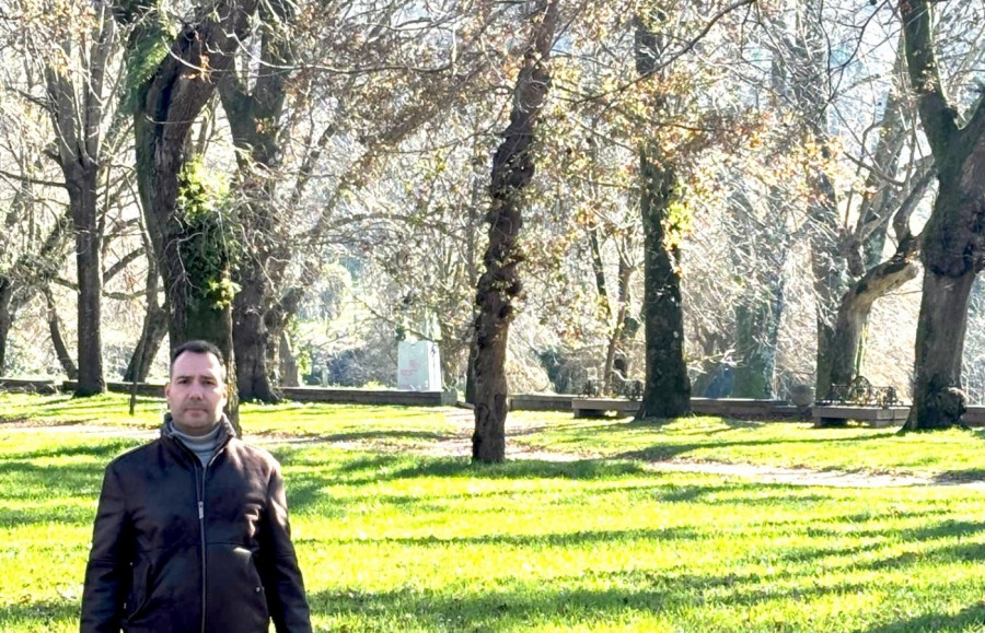 Caldas intensifica las labores de mantenimiento y la puesta a punto de la Carballeira y el Xardín