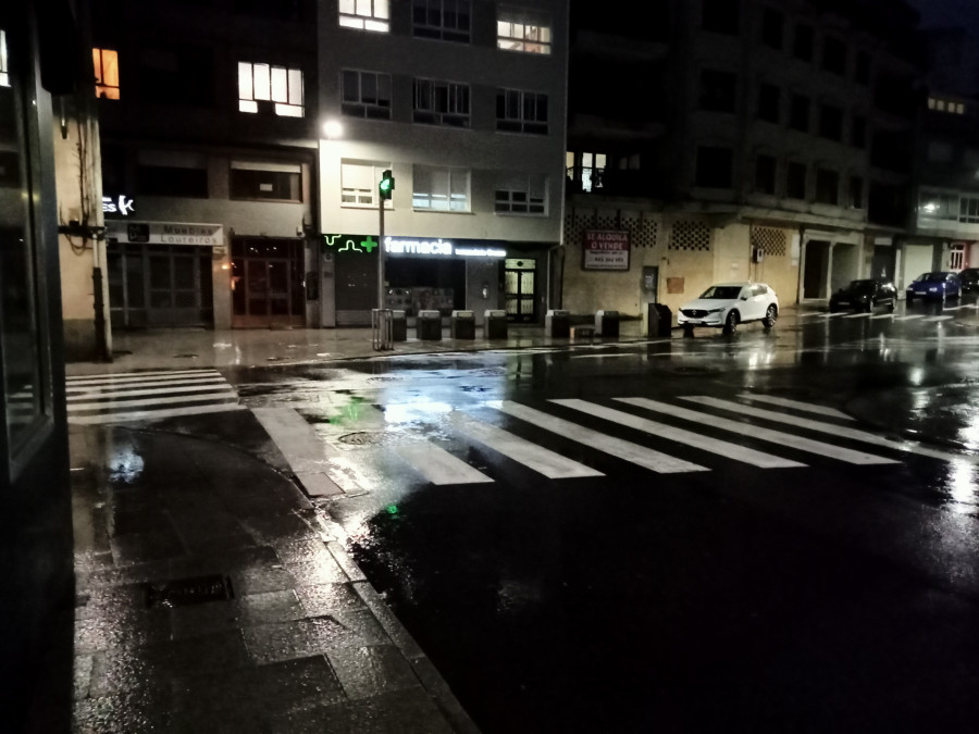 Advierten de la deficiente ubicación e iluminación de pasos de peatones en pleno casco urbano de Ribeira