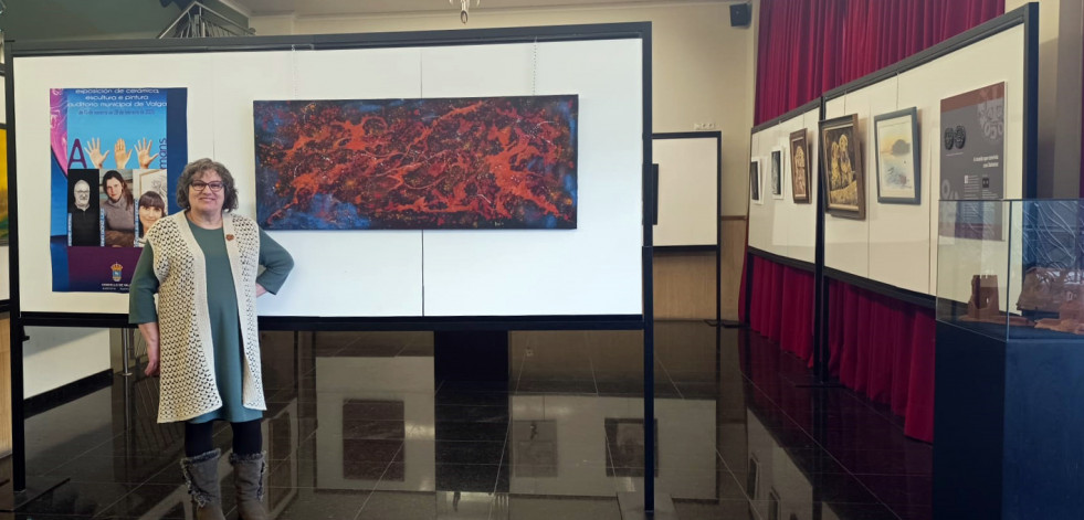 La exposición colectiva “A tres mans” reúne obras de pintura, escultura y cerámica en Valga