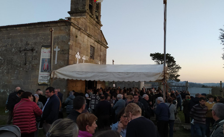 Briallos recupera las poxas de San Blas y subastará plantas, comida e incluso una máquina de sulfatar